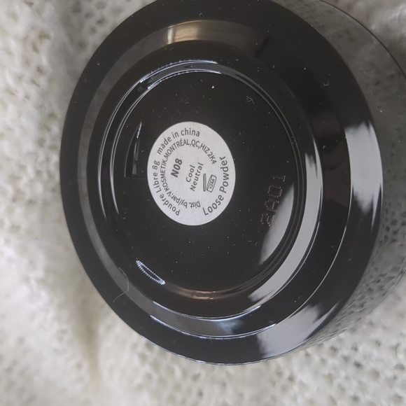 V KOSMETIK Loose Powder in N08 COOL NEUTRAL, 8g/0.28oz - Picture 4 of 11